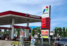 antrian minyak membudaya di SPBU Meulaboh