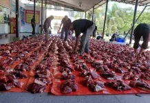 Unmuha Salurkan Ratusan Paket Daging Kurban ke Warga