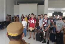 Wabup Simeulue Sambut Kedatangan 50 Wisatawan Mancanegara di Bandara Lasikin