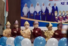 Siswa Keturunan Tionghoa Tampil Memukau Membawakan Tari Saman