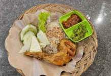 Mengugah Selera  Nasi Uduk Ayam Goreng Sambal Pedas