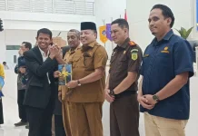 Rektor UTU Meulaboh Gelar Bedah Buku  Bersama Stekholder