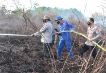 Kapolres Aceh Barat Pimpin Pemadaman Lanjutan Kebakaran Lahan Gambut, Imbau Warga