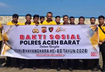 Saat Tangan-Tangan Reserse Baksos Memungut Sampah di Pantai dan Sekolah
