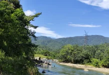 Warga Manfaatkan Aliran Sungai Jernih untuk Mencuci Baju
