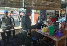 Tegakkan Disiplin Satpol PP Aceh Singkil Razia ASN di Warung Kopi