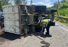 Diduga Pecah Ban, Dump Truck Terbalik di Jalan Meulaboh Banda Aceh