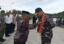 Staf Ahli Bupati Simeulue Sambut KRI Tuna 876 di Sinabang