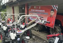 Hendri Muliana Salurkan Hand Traktor untuk Warga Korban Konflik Nagan Raya