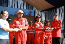Bupati Lantik "Pasukan Merah" Tangani Sampah di Aceh Barat