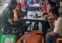 Babinsa Laksanakan Komsos Bersama Warga di Warung Kopi