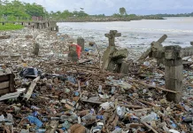 Tumpukan Sampah Penuhi Pesisir Pantai Pasar Aceh