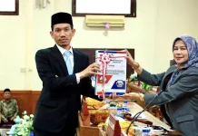 Bupati Aceh Barat Serahkan Raqan Pertanggungjawaban APBK 2025 ke DPRK