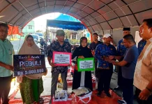 Bupati Monas Serahkan Bantuan Korban Kebakaran di Desa Sinabang