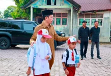 GAMAS, Bupati Aceh Barat Dampingi Dua Anak Yatim ke Sekolah