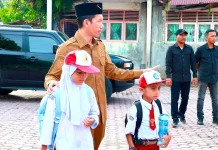 Bupati Aceh Barat Antar Dua Anak Yatim Hari Pertama Sekolah