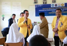 UTU salurkan bantuan perlengkapan sekolah dari UPN veteran Yogyakarta