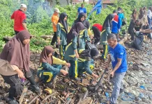 Siswa Madrasah Sadar Wisata, Ikut Gotong Royong Bersihkan Pantai Bersama Pemda