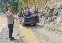 Menerobos Jalan Berlumpur, Kapolres AKBP Agus Sulistianto Menyapa Sikundo