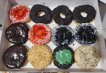 Cemilan Donat dengan Beragam Pilihan Topping Menggugah Selera