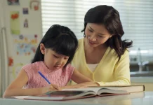 Tips agar Anak Tetap Fokus Mengerjakan PR Sekolah di Rumah