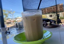 Nikmatnya Sensasi Segar Kopi Gula Aren di tengah Terik Matahari !