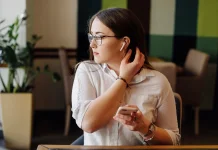 Sering Menggunakan Earphone? Kenali Dampaknya bagi Kesehatan Pendengaran