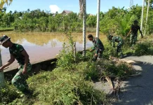 Babinsa dan Masyarakat Gelar Gotong Royong di Desa Ladang Tuha Satu