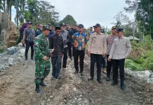 Menteri PU RI Tinjau Pembangunan Jembatan Gantung Perintis di Desa Sikundo
