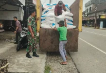 Babinsa Koramil 02/Kuala Batee Lakukan Pengawasan Pasokan Pupuk Subsidi