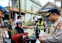 Sambut HUT ke-81 RI, Polres Aceh Barat Bagikan 350 Bendera Merah Putih ke Masyarakat