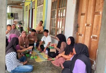 Mahasiswa UTU Edukasi Warga Kelola Sampah lewat Inovasi Kursi Daur Ulang