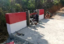TNI Bersama Warga Bangun Jembatan di Desa Gunung Cut