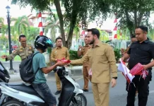 Pemkab Aceh Barat Bagikan 2.225 Bendera jelang HUT KE-81 Republik Indonesia