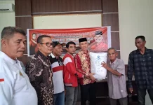 Jamaluddin Idham Salurkan Bantuan Alat Tangkap untuk Nelayan Abdya