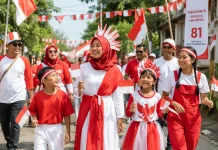 Kostum Merah Putih, Warga Mendadak Jadi Fashion Stylist