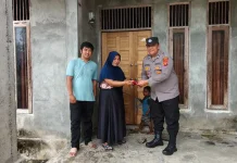 Semarakkan HUT ke-81 RI, Polisi Sambangi Rumah Warga Bagikan Bendera Merah Putih