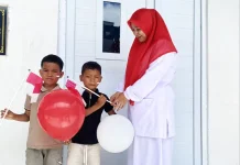 RSUD Cut Nyak Dhien Meulaboh Bagikan Bendera dan Balon Merah Putih ke Pengunjung