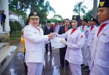 Bupati TRK Pimpin Upacara Penurunan Bendera HUT ke-81 RI di Nagan Raya