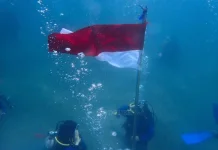 Mahasiswa ODC USK Kibarkan Merah Putih di Bawah Laut