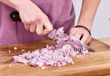 Cara Mudah Memotong Bawang tanpa Perlu Meneteskan Airmata.