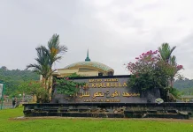 Mendikdasmen RI Shalat Dzuhur Berjamaah di Masjid Agung Tgk Khalilullah Simeulue