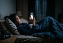 Scroll HP Sampai Larut Malam? Kebiasaan Ini Bisa Mengganggu Kualitas Tidur