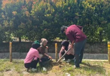 Peduli Keselamatan Berkendara, Mahasiswa KKN Unimal Pasang Reflektor di Jalan Gam