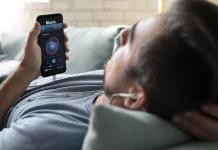 Bahaya Menggunakan Earphone saat Tidur Risiko Gangguan Pendengaran