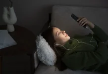 Bahaya Cahaya Layar Handphone di Ruang Gelap, Bisa Mengganggu Kualitas Tidur