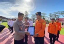 Polres Simeulue Berikan Penghargaan Tim Pengibaran Bendera di Dasar Laut