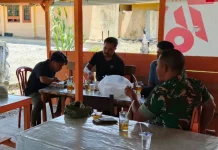 Babinsa Manggeng Kodim Abdya Sosialisasi Karhutla pada Masyarakat di Warung Kopi