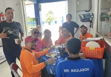 Keluarga Besar RRI Makan Siang Bersama usai Lomba HUT ke-81 RRI Meulaboh