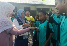 Dinkes Bagikan Masker ke Pelajar di Samatiga, Antisipasi Dampak Asap Karhutla